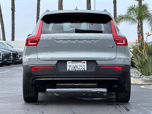 2026 Volvo XC40 Ultra, B5 AWD Gas (mild hybrid), Dark