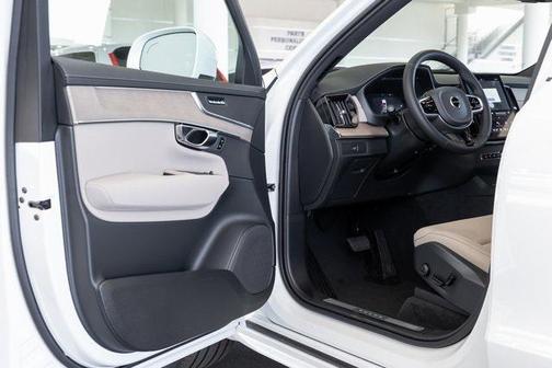 2025 Volvo XC90 B6 Core