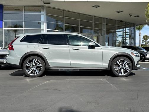 2026 Volvo V60 Cross Country Plus, B5 AWD Gas (mild hybrid)