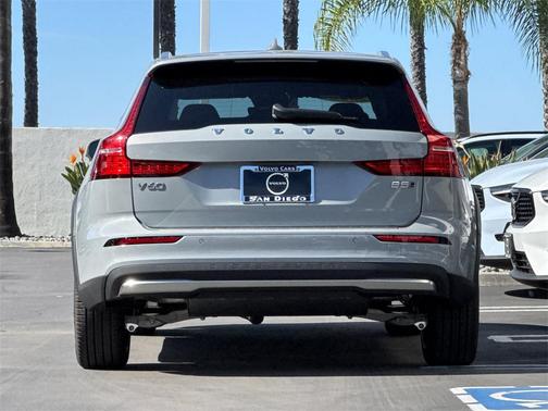 2026 Volvo V60 Cross Country Plus, B5 AWD Gas (mild hybrid)