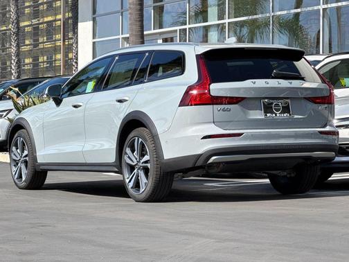 2026 Volvo V60 Cross Country Plus, B5 AWD Gas (mild hybrid)
