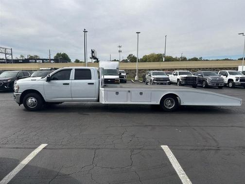 Bright White Clearcoat 2024 RAM 3500 Tradesman Crew Cab 4x2 8' Box