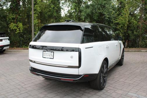 2024 Land Rover Range Rover P615 SV