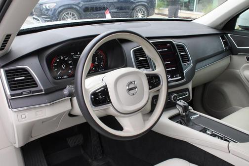 2020 Volvo XC90 T5 Momentum