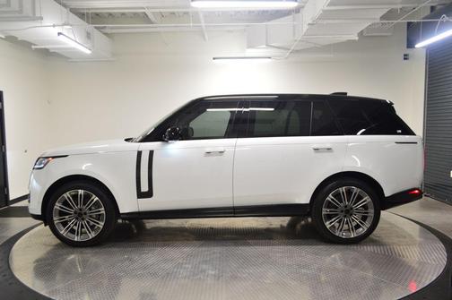 Fuji White 2026 Land Rover Range Rover P400 SE 7 Seat