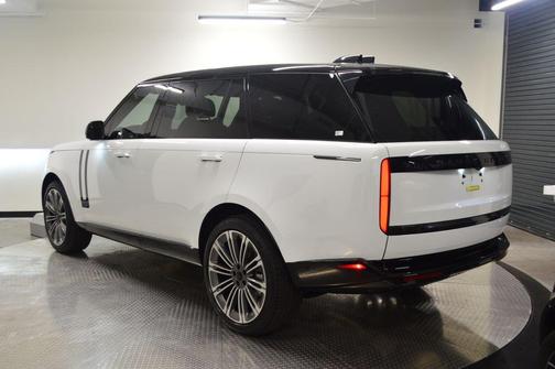 Fuji White 2026 Land Rover Range Rover P400 SE 7 Seat