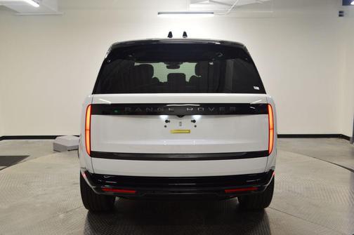 Fuji White 2026 Land Rover Range Rover P400 SE 7 Seat