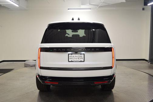 Fuji White 2026 Land Rover Range Rover P550e SE