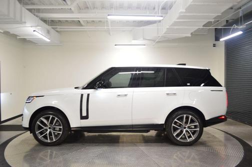 Fuji White 2026 Land Rover Range Rover P550e SE