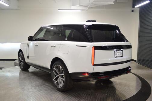 Fuji White 2026 Land Rover Range Rover P550e SE