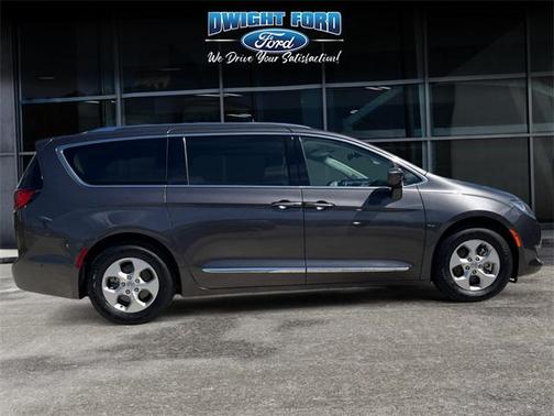 2017 Chrysler Pacifica Touring-L