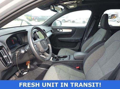 2025 Volvo XC40 B5 Core Bright Theme