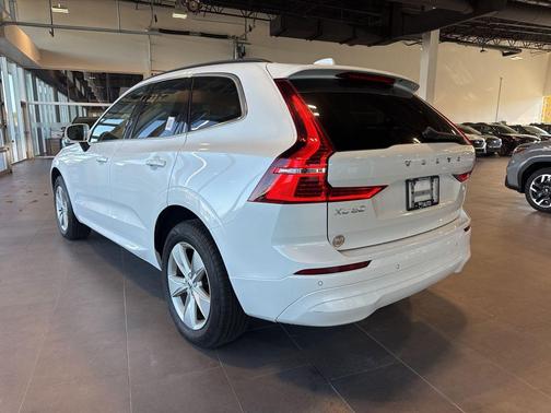 2022 Volvo XC60 B5 Momentum