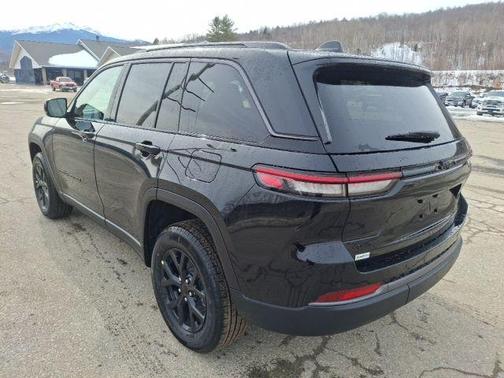 2026 Jeep Grand Cherokee Laredo