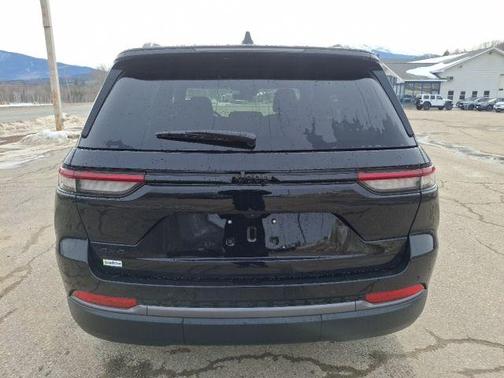 2026 Jeep Grand Cherokee Laredo