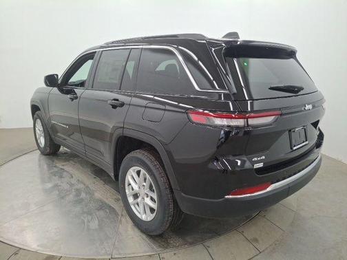 Diamond Black 2026 Jeep Grand Cherokee Laredo
