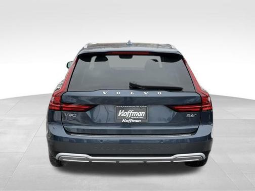 2025 Volvo V90 Cross Country Plus, B6 AWD Gas (mild hybrid)