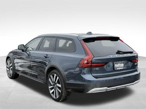 2025 Volvo V90 Cross Country Plus, B6 AWD Gas (mild hybrid)
