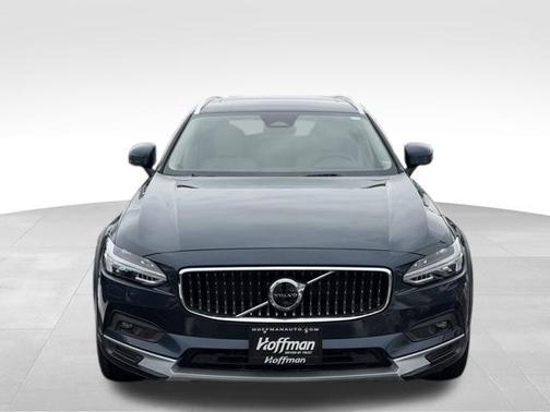 2025 Volvo V90 Cross Country Plus, B6 AWD Gas (mild hybrid)