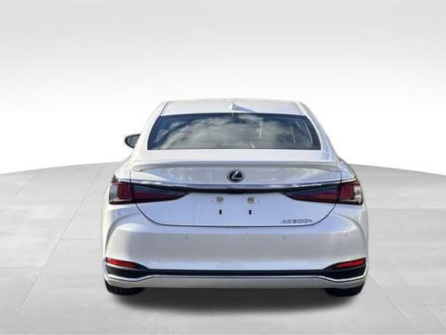2022 Lexus ES 300h Base