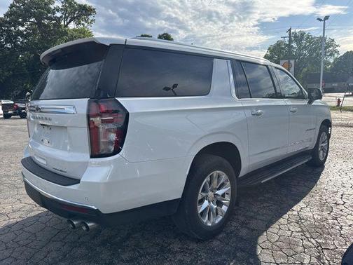 Iridescent Pearl Tricoat 2023 Chevrolet Suburban Premier