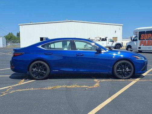 2022 Lexus ES 300h F SPORT