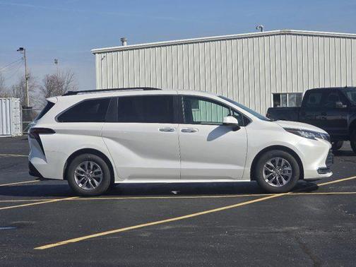 2023 Toyota Sienna XLE 7 Passenger