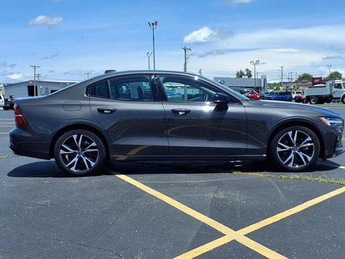 2024 Volvo S60 B5 Core Dark Theme