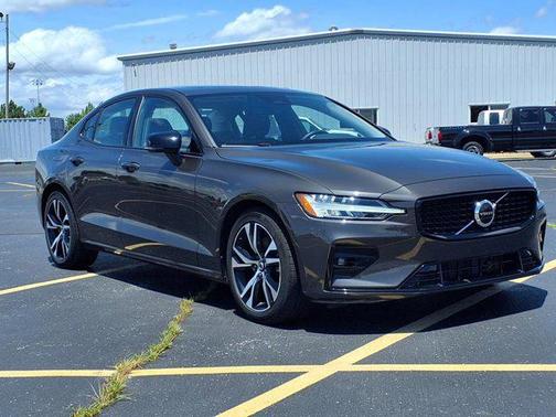 2024 Volvo S60 B5 Core Dark Theme