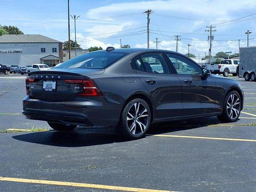 2024 Volvo S60 B5 Core Dark Theme