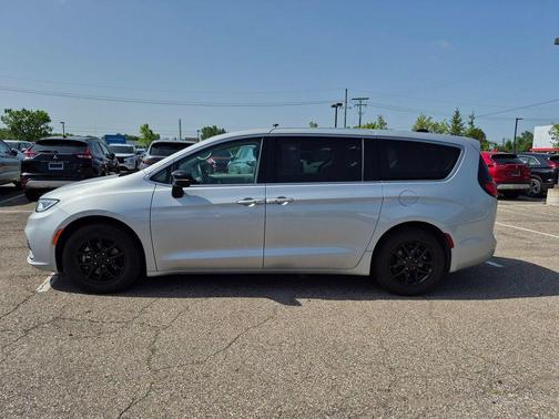 Silver Mist Clearcoat 2024 Chrysler Pacifica Touring-L