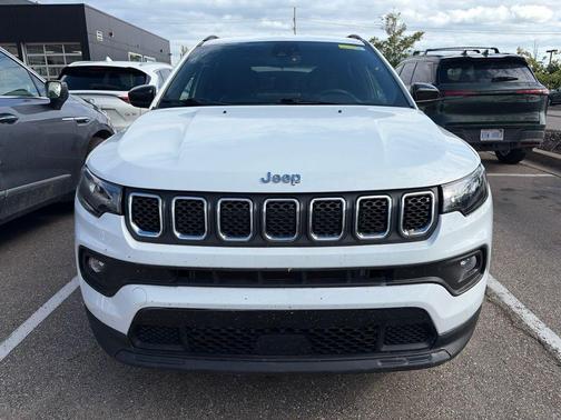 Bright White Clearcoat 2023 Jeep Compass Latitude