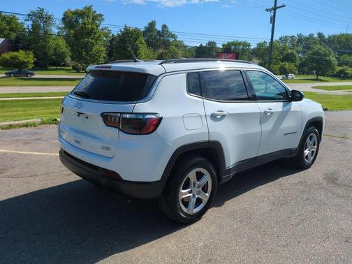 Bright White Clearcoat 2023 Jeep Compass Latitude
