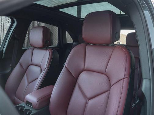 2025 Porsche Macan AWD