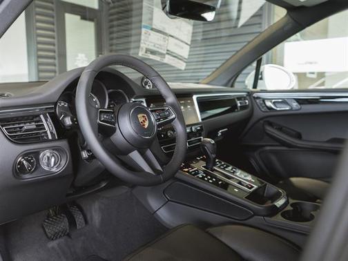 2025 Porsche Macan AWD