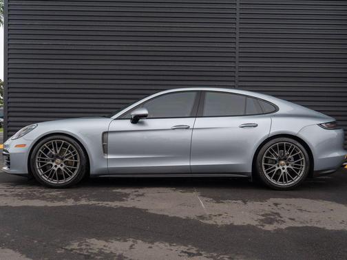 2022 Porsche Panamera 4 Platinum Edition