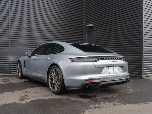 2022 Porsche Panamera 4 Platinum Edition