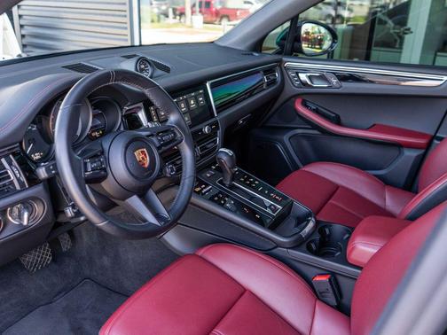 Jet Black Metallic 2024 Porsche Macan Macan