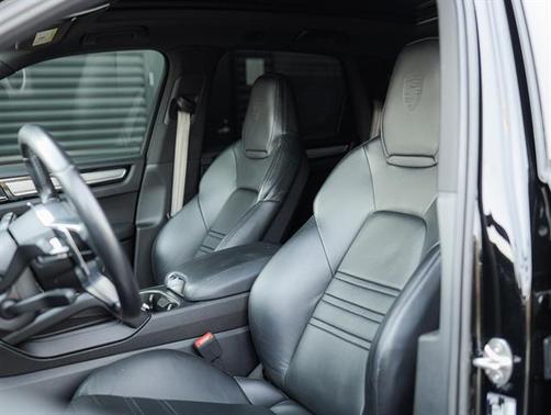 2023 Porsche Cayenne Platinum Edition