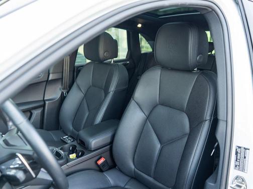 2025 Porsche Macan AWD