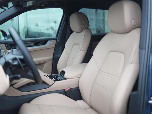 2025 Porsche Cayenne AWD