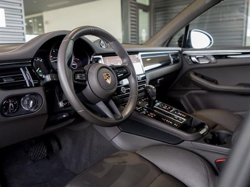 2025 Porsche Macan AWD