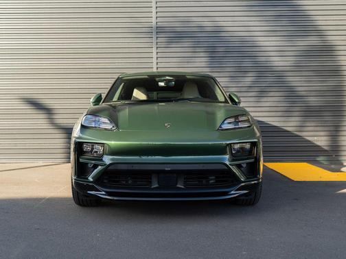 2025 Porsche Macan Turbo