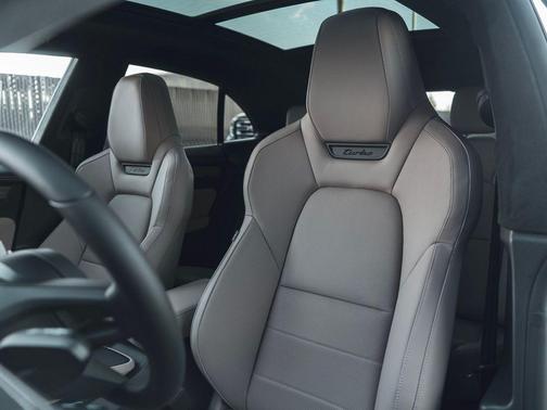 2025 Porsche Macan Turbo