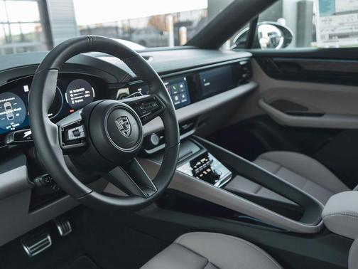 2025 Porsche Macan Turbo