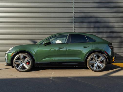 2025 Porsche Macan Turbo