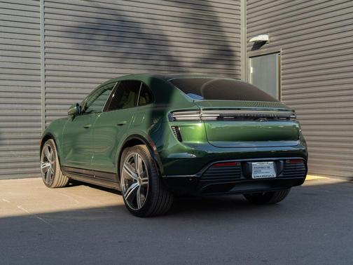 2025 Porsche Macan Turbo