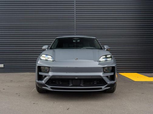 2025 Porsche Macan Turbo
