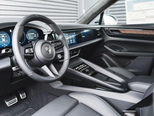 2025 Porsche Macan Turbo