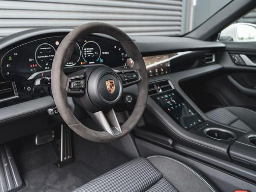 2025 Porsche Taycan 